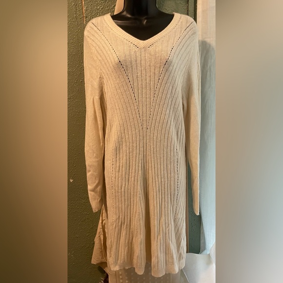 V-Neck Sweater Dress
Aventura Size Large Wool Blend - Picture 1 of 7